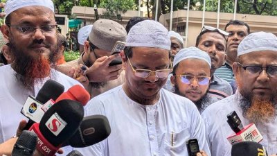 প্রধান উপদেষ্টার সঙ্গে মতবিনিময় শেষে সাংবাদিকদের সঙ্গে কথা বলছেন ইসলামী আন্দোলনের আমির সৈয়দ মুহাম্মদ রেজাউল করিম
