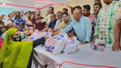ফেনী ও দাগনভূঞায় বন্যার্তদের মাঝে উপহারসামগ্রী বিতরণ করেন বিএনপির ভাইস চেয়ারম্যান আব্দুল আউয়াল মিন্টু
