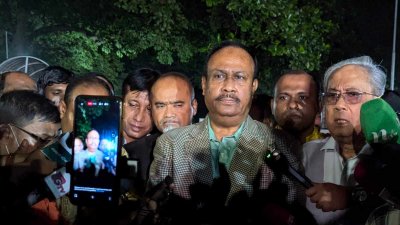 সাংবাদিকদের ব্রিফ করছেন মজিবুল হক চুন্নু