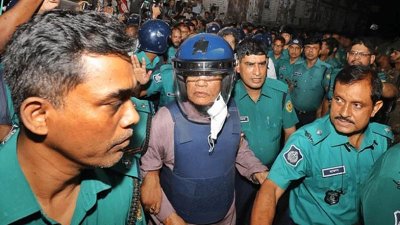 আদালত চত্বরে আ স ম ফিরোজ (ফাইল ছবি)