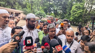 সাংবাদিকদের সঙ্গে মুহাম্মদ মামুনুল হক