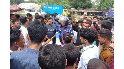 ১৩ দফা দাবিতে কর্মবিরতি, বিক্ষোভ ও মহাসড়ক অবরোধ করেন শ্রমিকরা