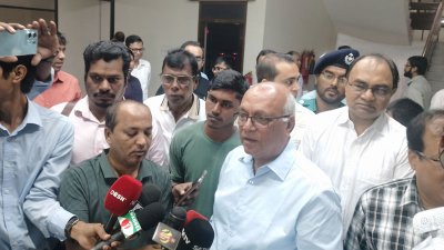 সাংবাদিকদের সঙ্গে কথা বলছেন দুর্যোগ ব্যবস্থাপনা ও ত্রাণ মন্ত্রণালয়ের উপদেষ্টা ফারুক ই আজম বীর প্রতীক