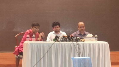 সাংবাদিকদের ব্রিফ করেন প্রধান উপদেষ্টার বিশেষ সহকারী, প্রেস সচিব ও উপপ্রেস সচিব