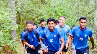 পাহাড়ে চড়লেন ফুটবলাররা