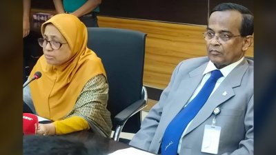 স্বাস্থ্য মন্ত্রণালয়ের উপদেষ্টা নুরজাহান বেগম ও স্বাস্থ্য সচিব আকমল হোসেন আজাদ
