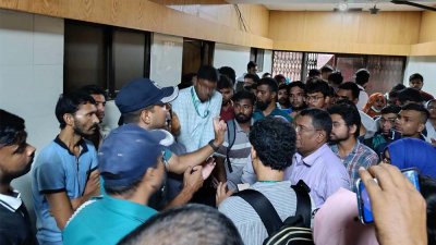 চিকিৎসকদরে ওপরে রোগীর স্বজন ও বহিরাগতদের হামলা