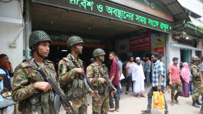চিকিৎসকদের ওপর হামলার পর ঢামেকে অবস্থান নেন সেনা সদস্যরা (ছবি: নাসিরুল ইসলাম)