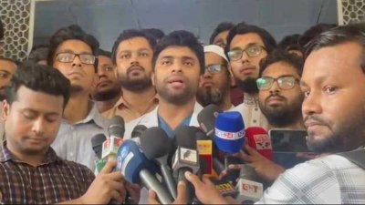 ঢাকা মেডিক্যাল কলেজের প্রশাসনিক গেটে ডা. আবদুল আহাদ এই ঘোষণা দেন