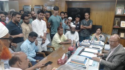 চট্টগ্রাম ওয়াসার এমডির কক্ষে আন্দোলনকারীদের বিক্ষোভ (ছবি: বাংলা ট্রিবিউন)