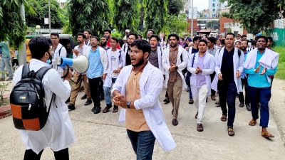 ঢাকা মেডিক্যাল কলেজ হাসপাতালের চিকিৎসকদের মারধরের ঘটনার প্রতিবাদে ময়মনসিংহ মেডিক্যাল কলেজের শিক্ষার্থীরা বিক্ষোভ করেছেন