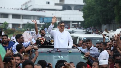 এস আলমের মালিকানাধীন গাড়িতে চড়ে নিজ এলাকায় গিয়ে সংবর্ধনা নিয়েছেন বিএনপির স্থায়ী কমিটির সদস্য ও সাবেক যোগাযোগ প্রতিমন্ত্রী সালাহউদ্দিন আহমেদ