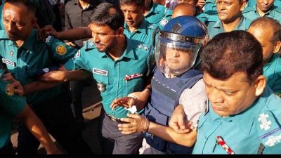 পুলিশের পাহারায় আদালতে হাজী সেলিম