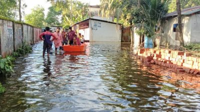 লক্ষ্মীপুরে বন্যা পরিস্থিতির উন্নতি হলেও এখনও পানি জমে আছে অনেক জায়গায় (ছবি: ফোকাস বাংলা)
