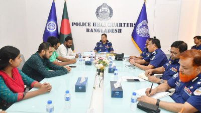 বৈষম্যবিরোধী ছাত্র আন্দোলনের সমন্বয়কদের সঙ্গে বৈঠকে আইজিপি মো. ময়নুল ইসলাম