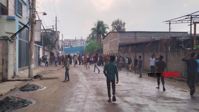 গাজীপুরের টঙ্গীতে শ্রমিক ছাঁটাইয়ের প্রতিবাদে বিক্ষোভ করেছেন দুই শতাধিক লোকজন