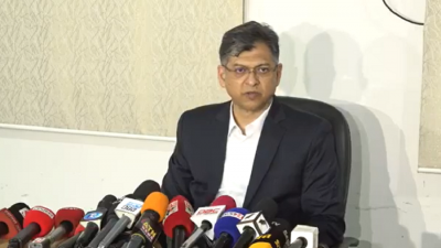 সংবাদ সম্মেলনে কথা বলছেন সালাউদ্দিন আহমেদ