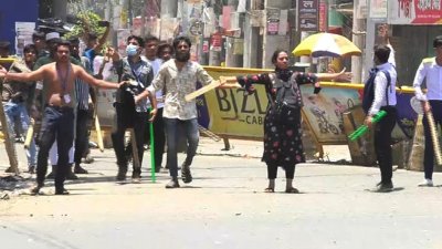 বৈষম্যবিরোধী ছাত্র আন্দোলনে জেরিনসহ শিক্ষার্থীদের প্রতিরোধ