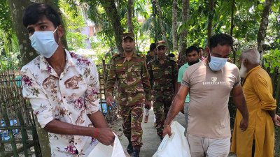 লাশ উত্তোলন করে নেওয়া হচ্ছে ময়নাতদন্তের জন্য