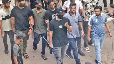 বৈষম্যবিরোধী ছাত্র আন্দোলন চলাকালে সিলেটে বৈধ আগ্নেয়াস্ত্র প্রদর্শন করেছেন অনেকে