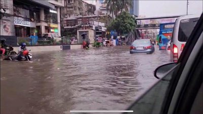 ধানমন্ডি ২৭ নম্বর মোড়ে আটকে আছে পানি (ছবি: উদিসা ইসলাম)