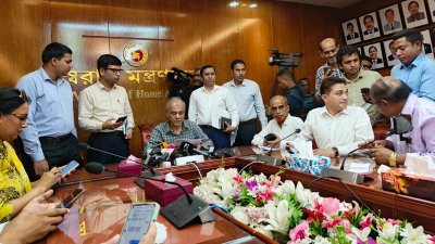 সাংবাদিকদের সঙ্গে কথা বলছেন স্বরাষ্ট্র উপদেষ্টা