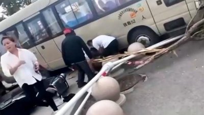 আহতদের উদ্ধার করছেন মানুষ। ছবি: রয়টার্স