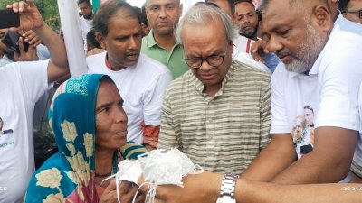 ত্রাণ বিতরণ অনুষ্ঠানে রুহুল কবীর রিজভী