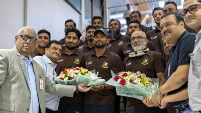 ফুলেল অভ্যর্থনায় সিক্ত শান্তরা