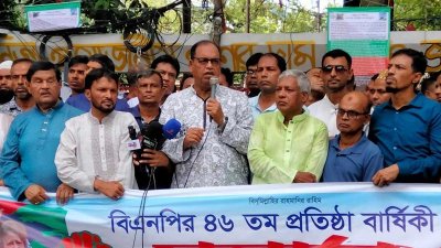 সমাবেশে বক্তব্য দিচ্ছেন  শামসুজ্জামান দুদু