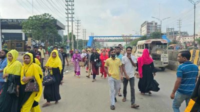 একে একে ছুটি ঘোষণা করা হয় কমপক্ষে ৬০টি পোশাক কারখানায় (ছবি: বাংলা ট্রিবিউন)