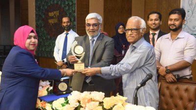 নিয়াদি প্রশিক্ষণ কোর্সের প্রশিক্ষনার্থীর হাতে সনদ তুলে দিচ্ছেন শিক্ষা উপদেষ্টা ওয়াহিদউদ্দিন মাহমুদ