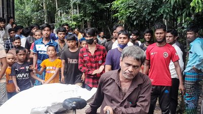 লাশ তুলে মর্গে নেওয়া হচ্ছে