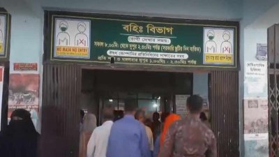 খুলনা মেডিক্যাল কলেজ হাসপাতালের বহির্বিভাগে রোগীদের ভিড়