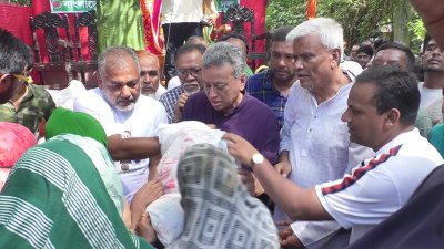 নোয়াখালীতে বন্যার্তদের মাঝে ত্রাণ বিতরণ করেন আমির খসরু মাহমুদ চৌধুরী