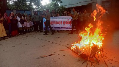 রাজশাহী মেডিক্যাল বিশ্ববিদ্যালয়ের নার্সিং অনুষদের পরীক্ষা নেওয়ার দাবিতে আন্দোলন