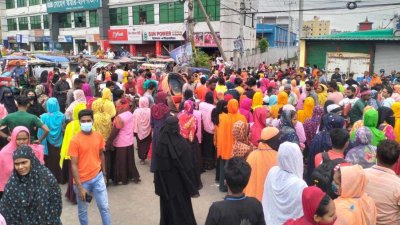 সড়ক অবরোধ করে শ্রমিকদের বিক্ষোভ