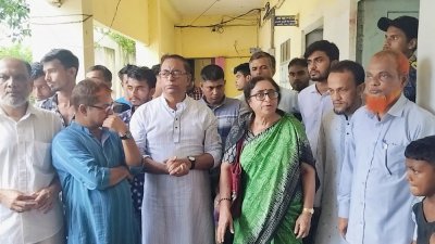 লক্ষ্মীপুরে বন্যাদুর্গতদের মাঝে ত্রাণ বিতরণ করেন সাইফুল হক