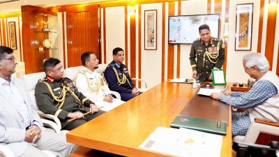 প্রধান উপদেষ্টার সঙ্গে সৌজন্য সাক্ষাৎ করেন তিন বাহিনীর প্রধানরা, ছবি: আইএসপিআর