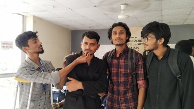 আটক রাহাত (বাঁ থেকে দ্বিতীয়)