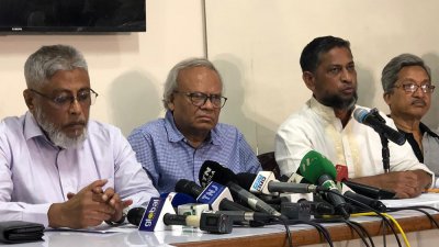 সংবাদ সম্মেলনে বক্তব্য রাখছেন রুহুল কবির রিজভী