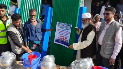 ত্রাণসামগ্রী বিতরণ করছেন ধর্ম উপদেষ্টা ড. আ ফ ম খালিদ হোসেন