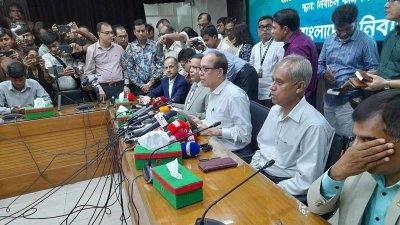 সাংবাদিকদের সামনে বক্তব্য দিচ্ছেন সিইসি কাজী হাবিবুল আউয়াল