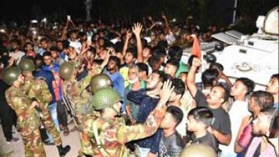 সেনা ও নৌবাহিনীর সদস্যরা বিক্ষুব্ধ জনতাকে শান্ত করার চেষ্টা করেন
