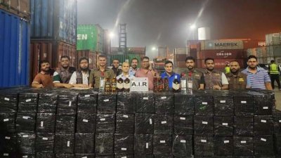 চট্টগ্রাম বন্দরে কনটেইনার থেকে জব্দ করা বিদেশি মদ (ছবি: সংগৃহীত)