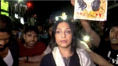 রাত দখলের প্রতিবাদে গো ব্যাক স্লোগান শুনতে হলো ঋতুপর্ণাকে
