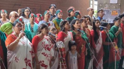 'আমার সোনার বাংলা, আমি তোমায় ভালবাসি’ গেয়ে ও পতাকা উত্তোলন করে ষড়যন্ত্রের বিরুদ্ধে প্রতিবাদ জানান উদীচীর শিল্পীরা