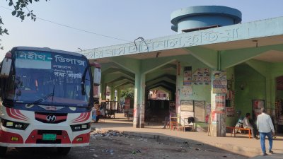 স্থানীয় সব রুটে যাত্রীবাহী বাস চলাচল বন্ধ রাখা হয়েছে
