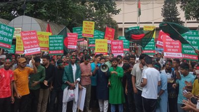 জাতীয় জাদুঘরের সামনে ইনকিলাব মঞ্চের সংক্ষিপ্ত পথসভা