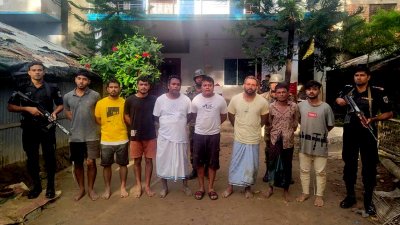 অস্ত্রসহ গ্রেফতার ৮ জন